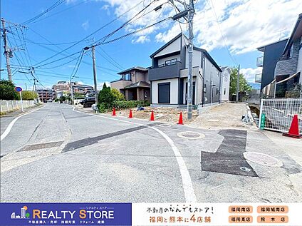 前面道路含む外観