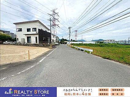 前面道路含む外観