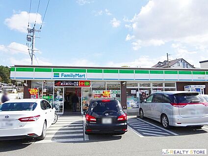 ファミリーマート柏原四丁目店 1000m