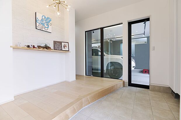 【玄関】ガレージから直接玄関へ入れるアメリカンスタイルは男性の心をくすぐるよう他では中々ない間取りになります♪