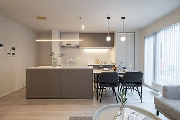 大開口の窓から光を取り込むダイニング。外へ出入り可能です(2025年8月撮影)