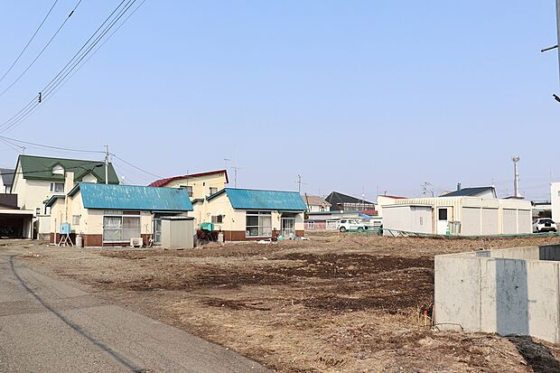 【区画全体】55坪越えの整形地。バス停まで徒歩3分で交通アクセス◎(2026年3月撮影)