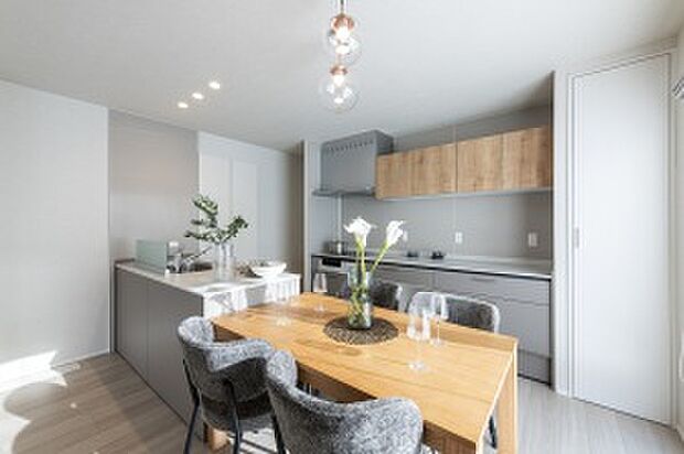 【No.2】グレイッシュカラーにアクセントを加えるオークカラーの温かみのあるダイニング(2025年12月撮影)