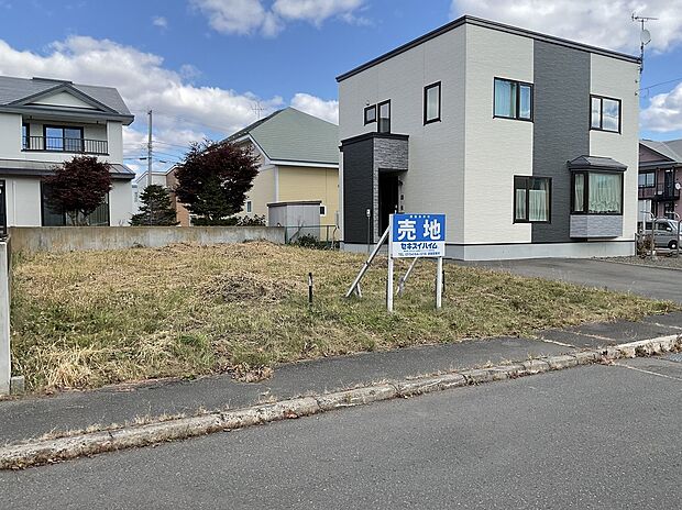 【左から撮影】間口が10mあり、お車2台を並列で駐車可能です!(2025年10月撮影)