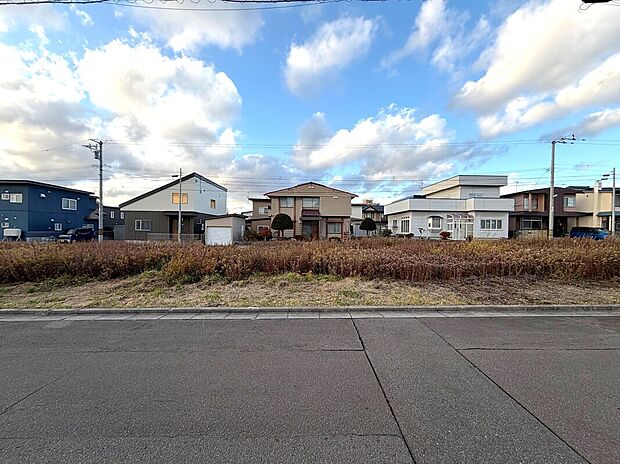 【区画4】162.60m2(49.18坪)の整形地。徒歩圏内にスーパーやドラッグストアのある便利な立地（2025年12月撮影）