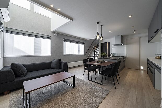 吹抜けから光がこぼれる気持ちのいいリビング。お隣は平屋なので2階から光をたっぷり取り入れ開放的に◎(2025年1月撮影)