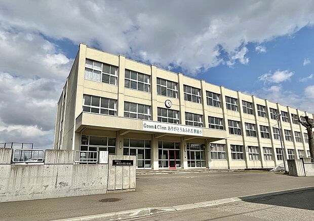 新琴似緑小学校まで徒歩11分（2023年3月撮影）