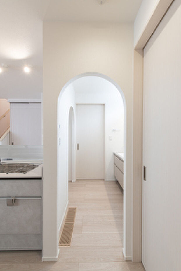 キッチン横からは直接サニタリーに行ける楽家事動線（2026年1月撮影）