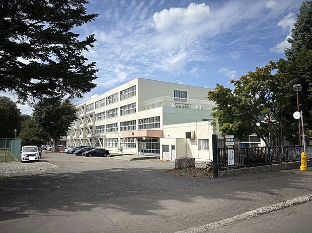 真駒内曙中学校まで徒歩18分（2026年9月撮影）