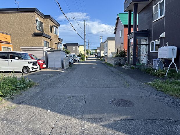 【前面道路(北西方面)】前面道路が6mあり、冬道も安心です(2025年9月撮影)