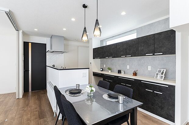 ペンダントライトの暖かな光が手元を照らすダイニング(2023年6月撮影)