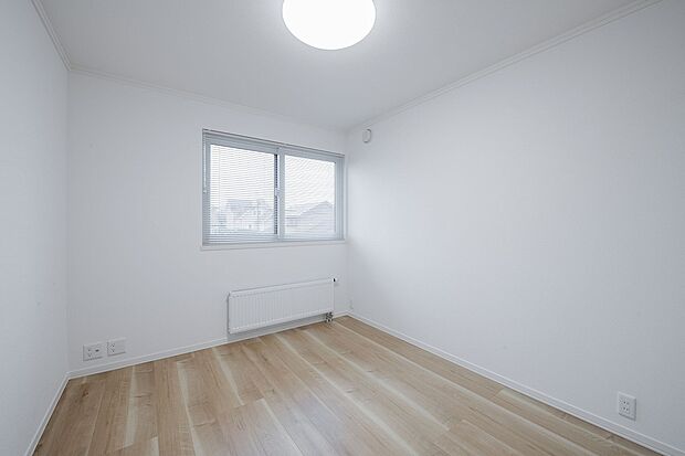 シンプルな洋室は使い勝手がよく、模様替えもしやすい設計（2023年4月撮影）