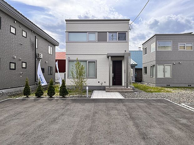 ホワイトでまとめた高級感のある外観。外構も完備(2024年5月撮影)