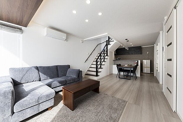 オープン手すりを採用した階段が目を引く17.2帖のLDK(2024年3月撮影)