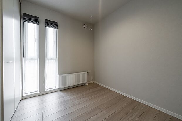 3.7帖の洋室1。物干しスペースや客間など多目的にご使用いただけます(2025年5月撮影)