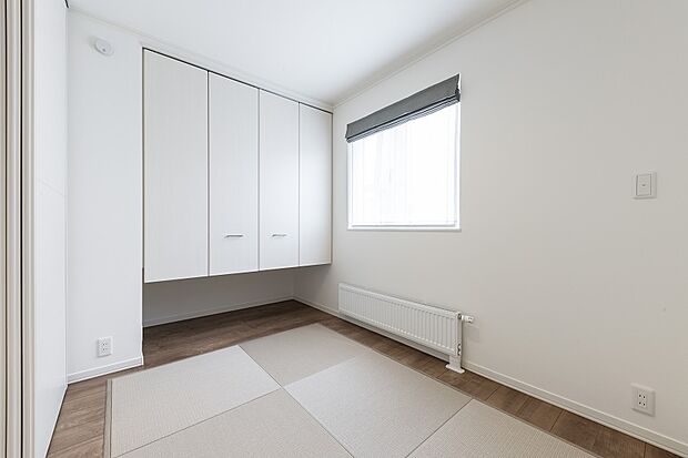 フロートタイプの収納を備えたタタミルーム。お布団なども収納できる奥行きです◎(2024年8月撮影)