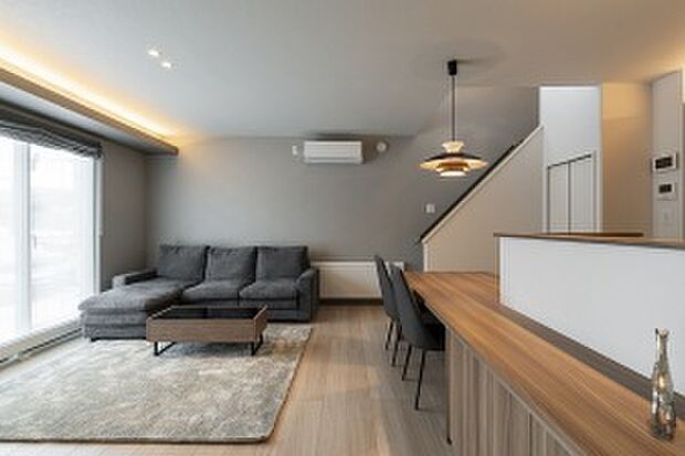 グレージュカラーでまとめた柔らかい印象のインテリア(2025年2月撮影)