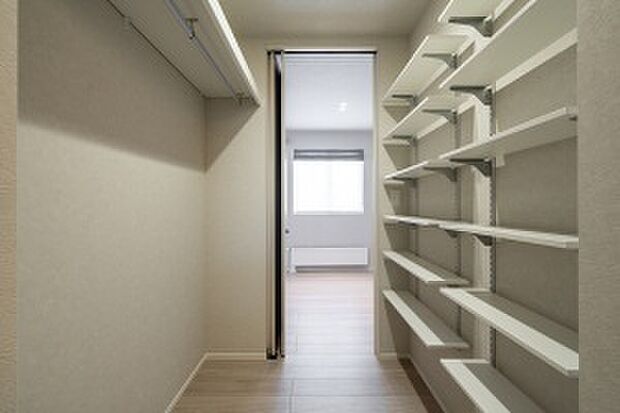 洋室1と玄関ホールの2方向から使用できるファミリークローク付き!(2025年2月撮影)