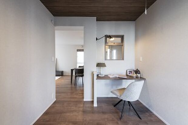 【No.2】室内窓でLDKと緩やかに繋がる洋室1。お子供の宿題スペース・家事の合間のコーヒータイムなどはいかがでしょうか?(2025年11月撮影)