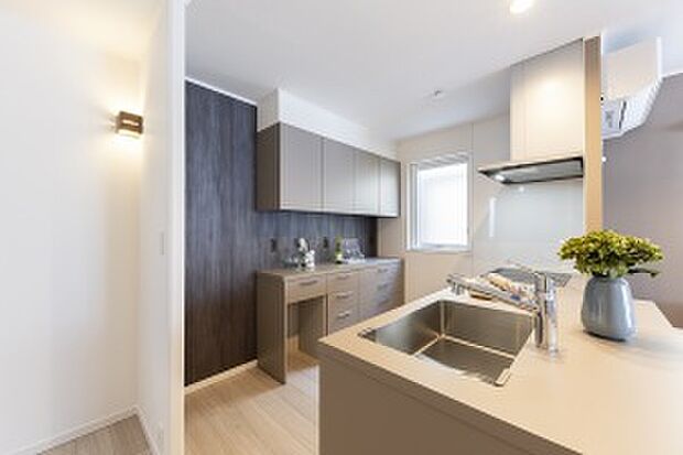 【【No.1】キッチン】お手入れが楽なIH採用のキッチン。食器洗い乾燥機も備え付けです◎(2024年2月撮影)