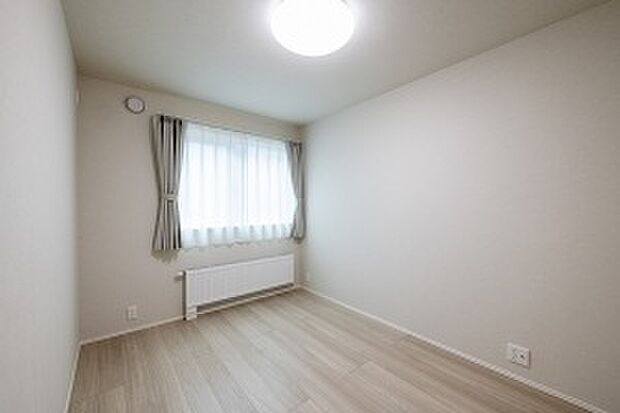 【洋室2】カーテン・収納・照明付きの洋室2(2025年8月撮影)