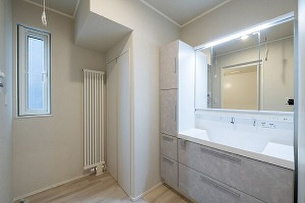 【【No.3】サニタリー】収納一体型の洗面化粧台を採用した清潔感のあるサニタリー(2025年8月撮影)