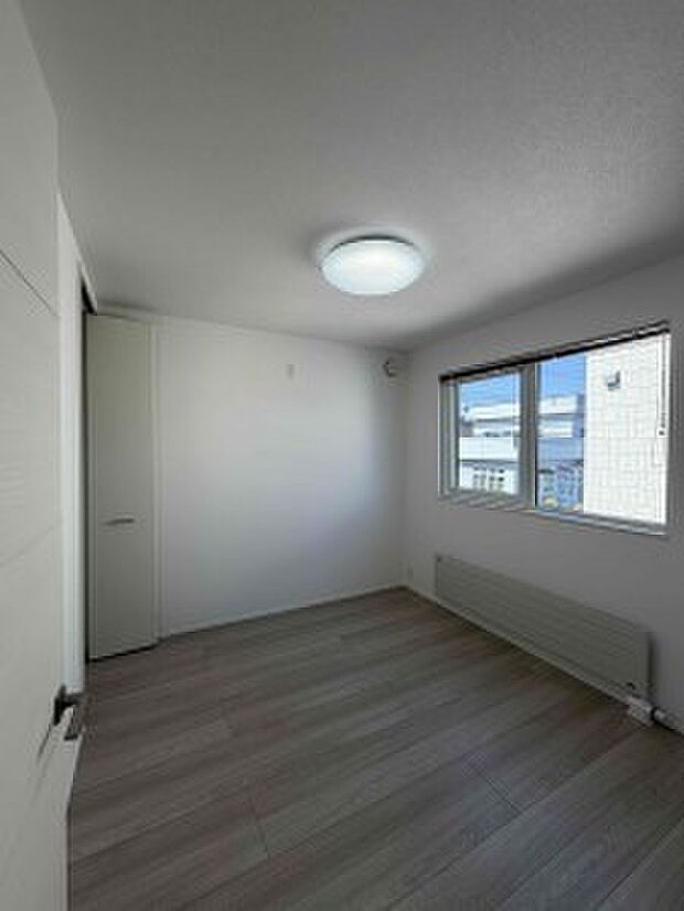 【洋室1】お子様のお部屋にちょうどいい広さの洋室1（2026年5月撮影）