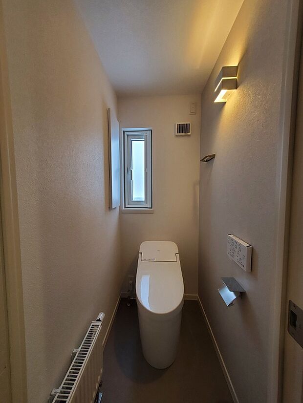【トイレ】窓から光がこぼれるトイレ。日中は電気を点けずにご使用いただけます(2024年2月撮影)