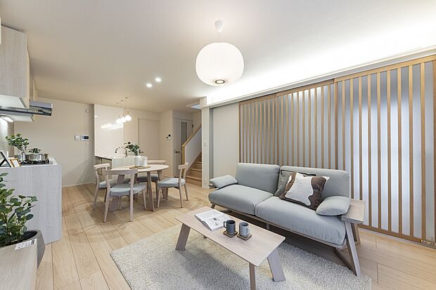 【LDK】透け感のある格子状の間仕切りは圧迫感を感じにくく内装のアクセントに(2025年11月撮影)