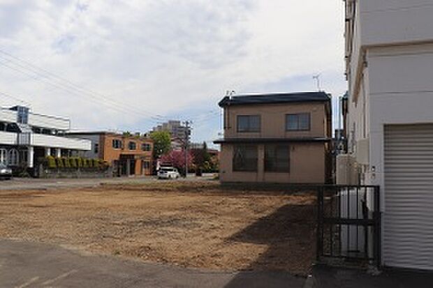 【【区画1】右から撮影】コンビニまで徒歩4分の嬉しい立地(2026年5月撮影)