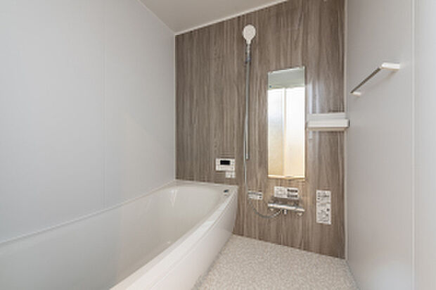 【バスルーム】インテリアに合わせて柔らかな色で設えた、疲れを癒すバスルーム（2026年2月撮影）