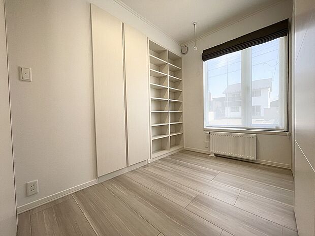 【1階洋室】1F洋室は明るく、物干し場としても兼用できます。(2023年5月撮影)