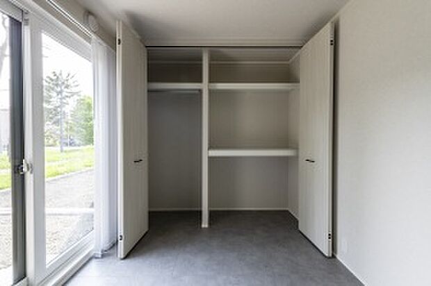 【洋室1】水はけのよいクッションフロア採用。雨の日は室内干しスペースとして◎(2026年5月撮影)