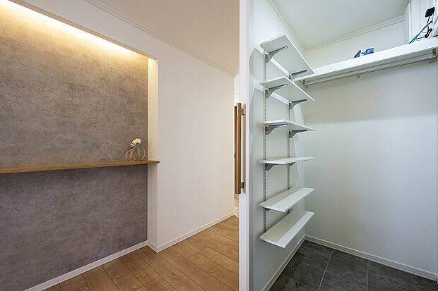 【シューズクローク】大容量のシューズクローク付き!除雪道具やコートはこちらへ収納!(2024年3月撮影)