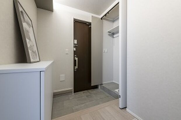 【玄関】濡れたコートをそのまま収納できる土間続きの玄関クローク付きです(2025年12月撮影)