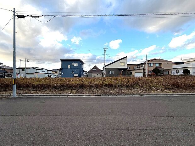 【【区画2】正面】162.60m2(49.18坪)の整形地。間口が11m以上あり、お車2台を並列で駐車できます(2025年12月撮影)