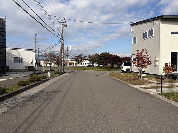 【前面道路(北西方面)】前面道路が11m以上あり、冬道も安心です(2025年10月撮影)