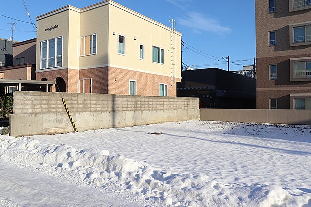 【区画1】右から撮影:隣地の塀が綺麗に施工された綺麗な宅地です(2025年12月撮影)