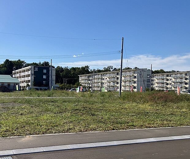 【【区画38】左から撮影】前面道路が8mあり、冬道も安心です(2025年9月撮影)