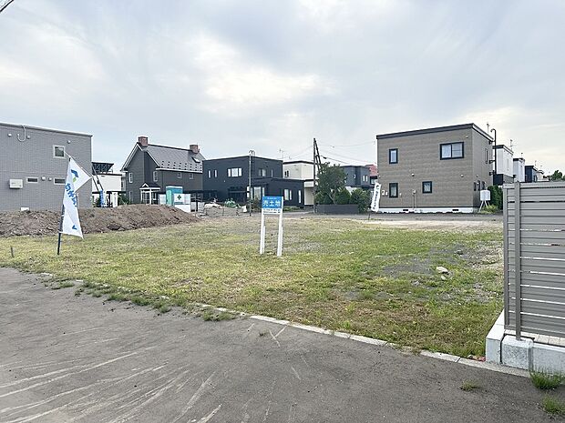 【【区画3】右側から撮影】間口が9.6mあり、お車2台を並列で駐車可能です(2025年6月撮影)