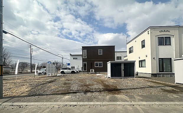 【南東から撮影】前面道路が広く、歩道も完備しております(2026年3月撮影)