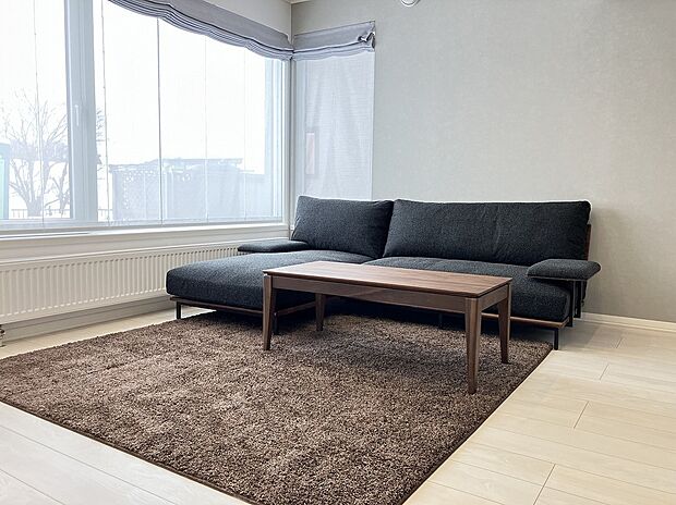 【リビング】コーナー窓を設けた明るいリビング(2023年2月撮影)