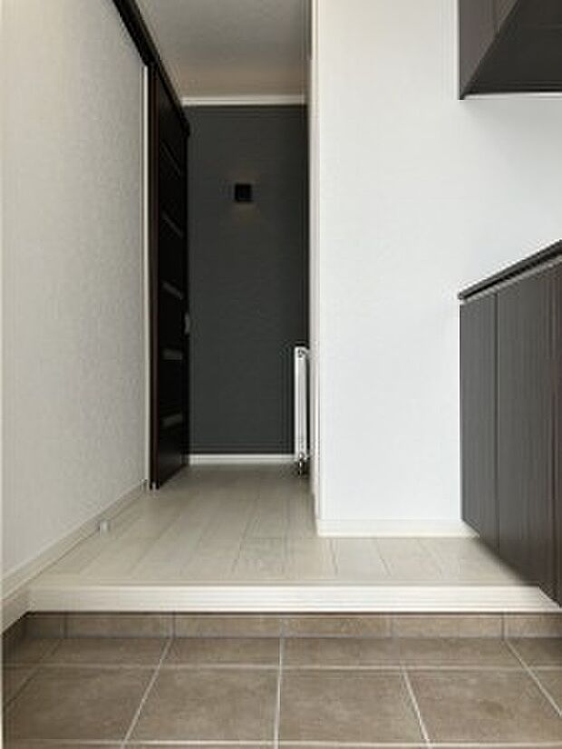 【玄関】ブラウンとホワイトでまとめた玄関はスタイリッシュかつ使い勝手が良いです◎(2023年2月撮影)