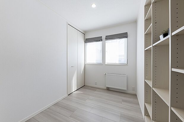 【フリールーム】本棚を備えたフリールーム。物干しスペースやプレイルームとして活用いただけます!(2024年3月撮影)