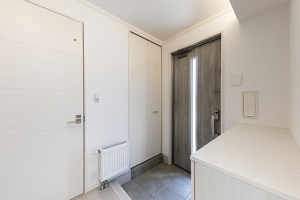 【玄関】ドアの縦ラインがデザイン的な玄関。靴箱の上にはディフューザーや季節のお花を飾るのがおススメ◎(2024年3月撮影)