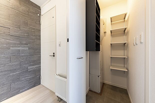 【玄関収納】土間続きですので濡れた靴や折りたたんだベビーカーを収納いただけます!(2024年3月撮影)