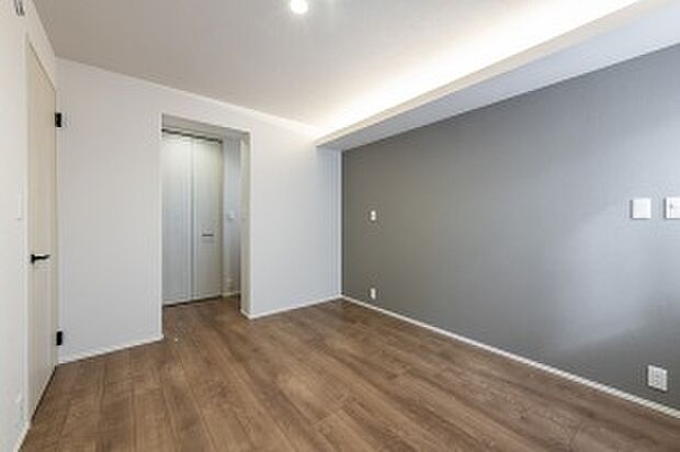 【主寝室】やさしい色合いでコーディネートした、日々の疲れを癒す主寝室(2025年11月撮影)