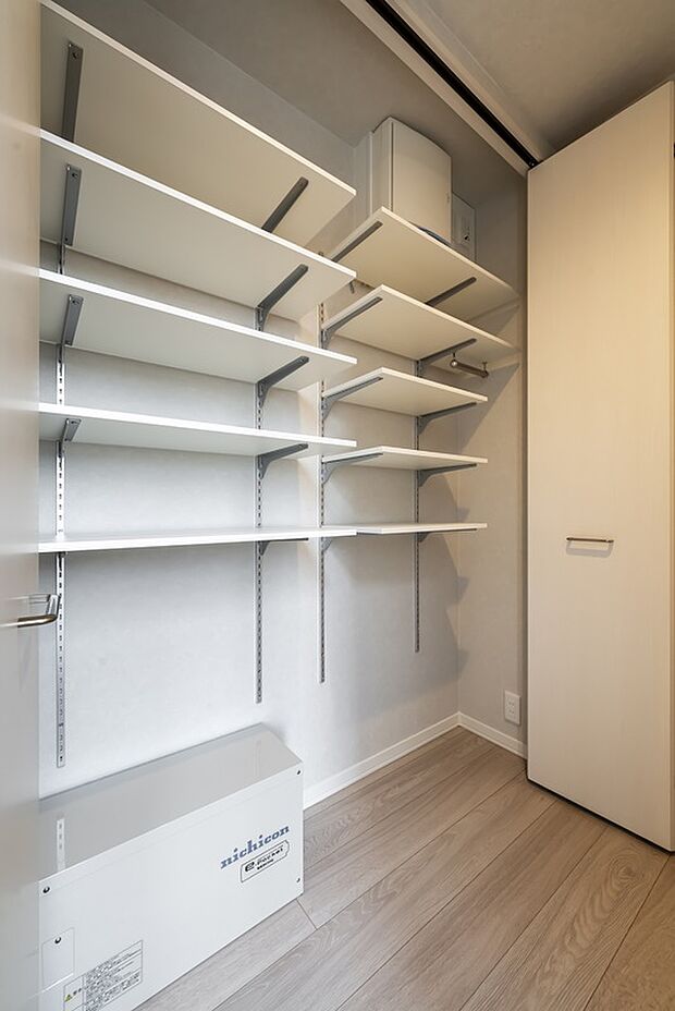 【2階ホール納戸】2階ホールには納戸をご用意。棚は可動式なので収納物にあわせてご自由に調整できます(2025年5月撮影)