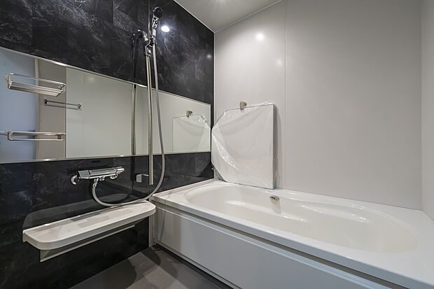 【バスルーム】ブラックのアクセントパネルが目を引くバスルーム(2025年5月撮影)