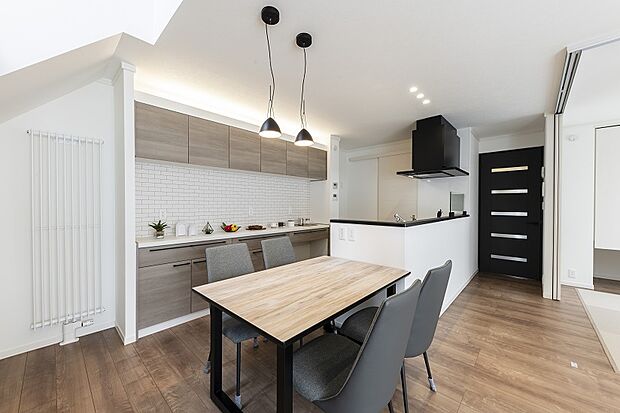 【ダイニング】アイアン素材のペンダントライトが目を引くダイニング(2024年8月撮影)